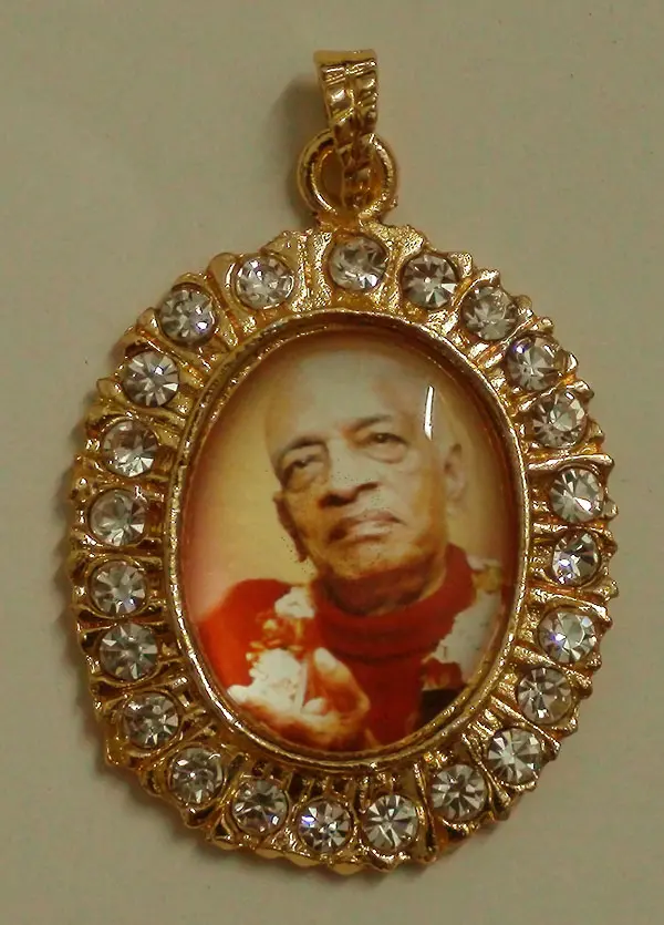 Prabhupada Pendent (Oval, gold and diamonds)